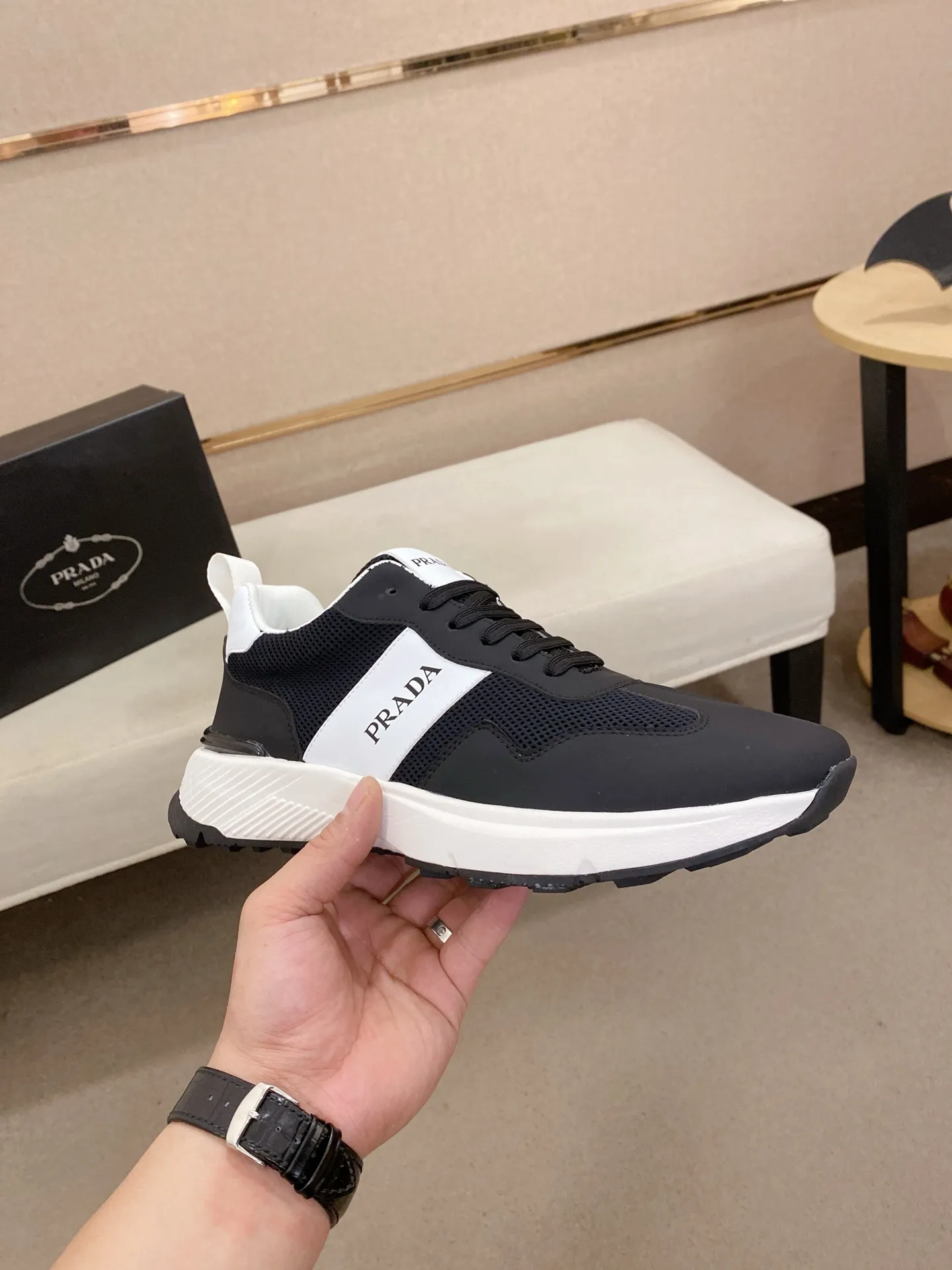 Men's shoes 💰 442💰 ✔️✔️✔️The new PRADA (Prada) counters are launched simultaneously. The new men's shoes and 😘fabrics are made of selected cowhide and waterproof and breathable fabrics. Lining: Breathable mesh lining. 👍🏿 High-end ☄️ air-cushion molded anti-slip rubber outsole, exquisite lines, simple and elegant, comfortable and high-end for leisure travel. Code number: 38 to 44 (45 can be customized and cannot be returned or exchanged)